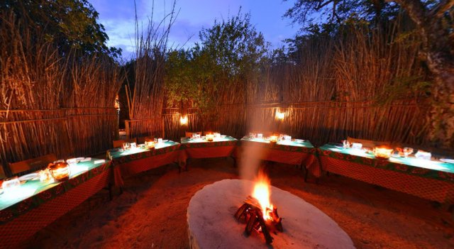 Sausage-Tree-Safari-Camp-Boma